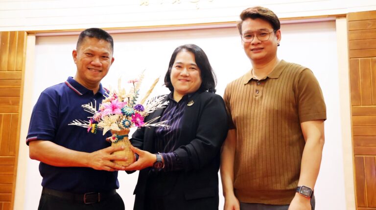 วิทยาลัยชุมชนน่าน ร่วมแสดงความยินดีแก่ พันเอกวัฒนา จันทร์ไพจิตต์ เนื่องในโอกาสได้รับแต่งตั้งให้ดำรงค์ตำแหน่ง ประธานสภาอุตสาหกรรมท่องเที่ยวจังหวัดน่าน
