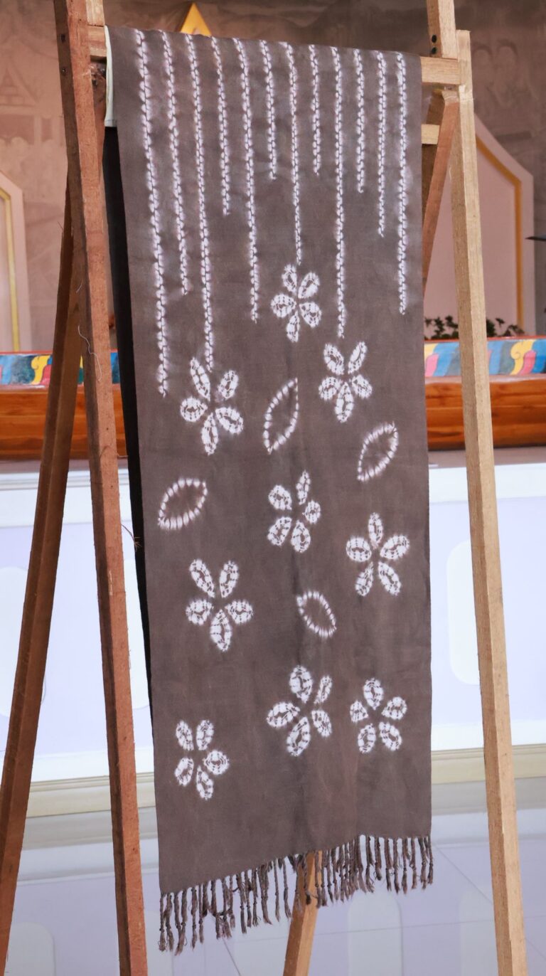 ผลิตภัณฑ์ชุมชนจากวิทยาลัยชุมชนน่าน ผ้าคลุมไหล่ ผ้าพันคอ งานมัดย้อมชิโบริ ทำจากผ้าทอลายลูกแก้ว ย้อมด้วยสีจากเปลือกประดู่ เปลือกกุ๊ก เปลือกมังคุด