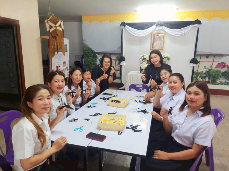 วิทยาลัยชุมชนน่าน ร่วมกิจกรรมทำโบว์ เพื่อใช้ติดเสื้อเป็นเครื่องหมายแสดงความอาลัย แด่สมเด็จพระนางเจ้าสิริกิติ์พระบรมราชินีนาถ พระบรมราชชนนีพันปีหลวง