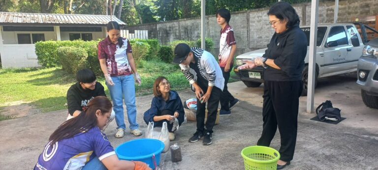 วิทยาลัยชุมชนน่าน นำนักศึกษาสาขาวิชาเทคโนโลยีดิจิทัลธุรกิจ เรียนรู้การฝึกอาชีพเพาะเห็ดฟางในตะกร้า รายวิชาชุมชนแห่งความยั่งยืน