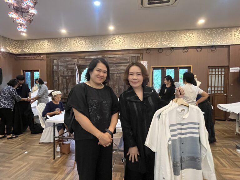 ผู้อำนวยการวิทยาลัยชุมชนน่าน ตรวจเยี่ยมให้กำลังใจผู้เข้ารับการอบรมเชิงปฏิบัติการ “การสร้างแพทเทิร์น” ภายใต้โครงการเสริมสร้างศักยภาพผู้ประกอบการด้านการออกแบบและตัดเย็บเสื้อผ้าเชิงสร้างสรรค์ ณ ร้านผ้าน่านบุรี