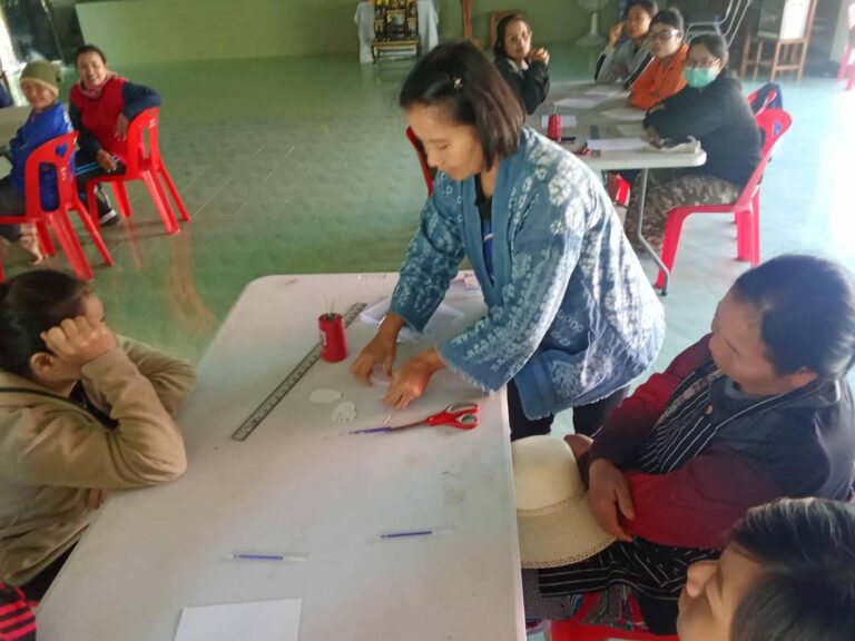 วิทยาลัยชุมชนน่าน ออกบริการวิชาการอาชีพการทำผ้ามัดย้อมสีธรรมชาติรูปแบบชิโบริ ในพื้นที่หมู่ 4 บ้านน้ำพุ ต.ผาตอ อ.ท่าวังผา จ.น่าน