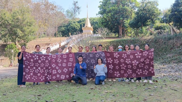 วิทยาลัยชุมชนน่าน เปิดห้องเรียนวิชาการ การย้อมผ้าด้วยเทคนิค “ชิโบริสีธรรมชาติ”ณ ชุมชนบ้านน้ำพุ ตำบลผาตอ อำเภอท่าวังผา จังหวัดน่าน