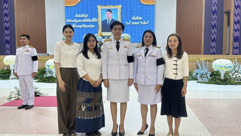 วิทยาลัยชุมชนน่าน เข้าร่วมพิธีเจริญพระพุทธมนต์และทำบุญตักบาตร ถวายพระราชกุศล และถวายพระพรชัยมงคลเนื่องในโอกาสวันคล้ายวันประสูติ สมเด็จพระเจ้าลูกยาเธอ เจ้าฟ้าทีปังกรรัศมีโชติ มหาวชิโรตตมางกูร สิริวิบูลยราชกุมาร